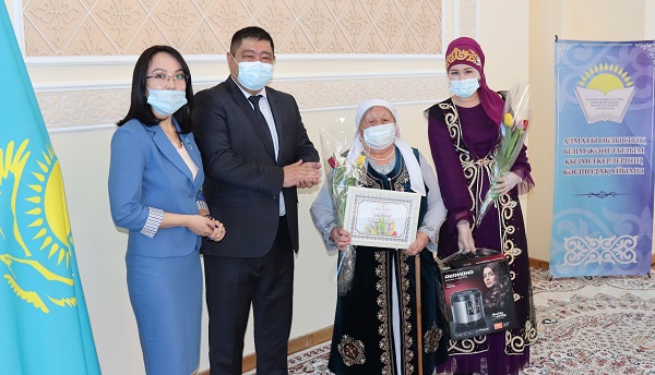 ата эне жана бала. молдир карабалаева. келин бала. әйел ана. современные казахские прически.