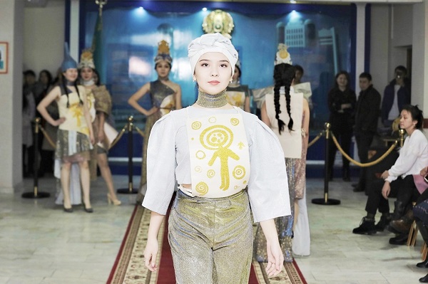 Ененің етегі астында