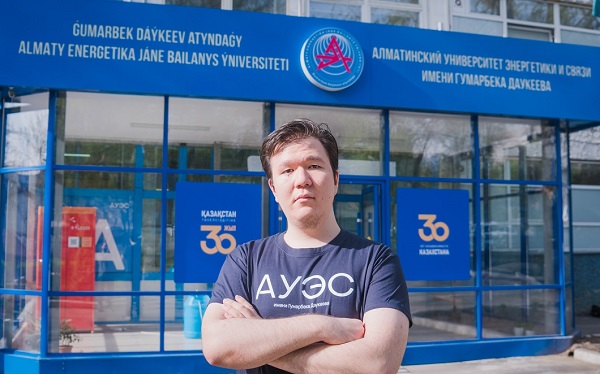 Минет ставкасын жоғалтты Ол оның мүшесін ұстайды