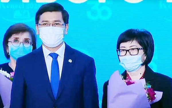 Басқа адамдардың терезелеріне қарап секс