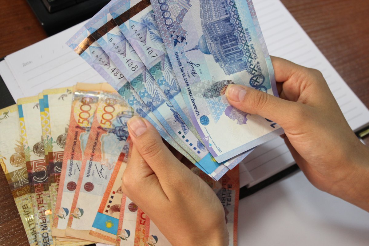 Казахстанские деньги в руках