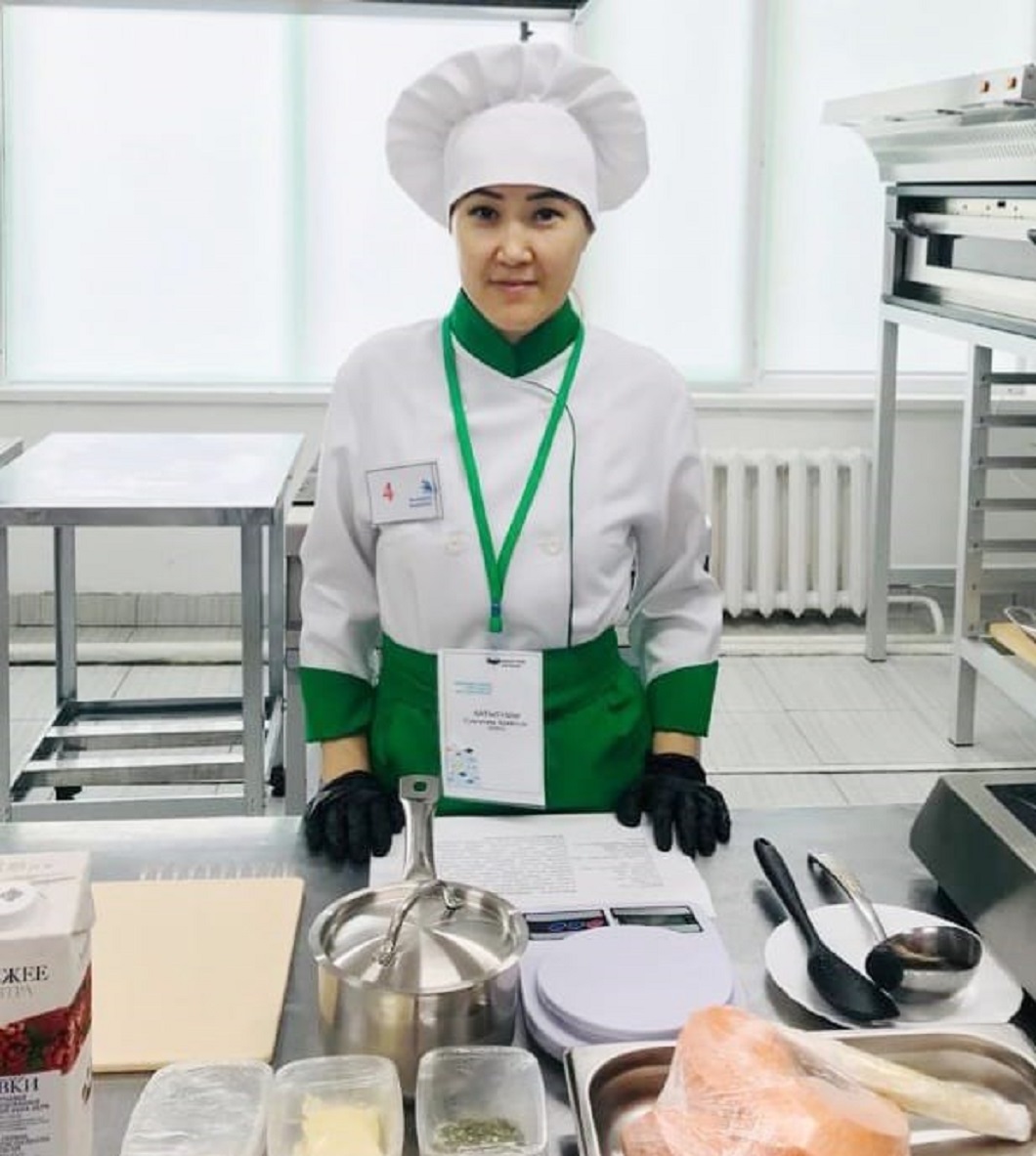 Үлкен бөксесі бар аспаз