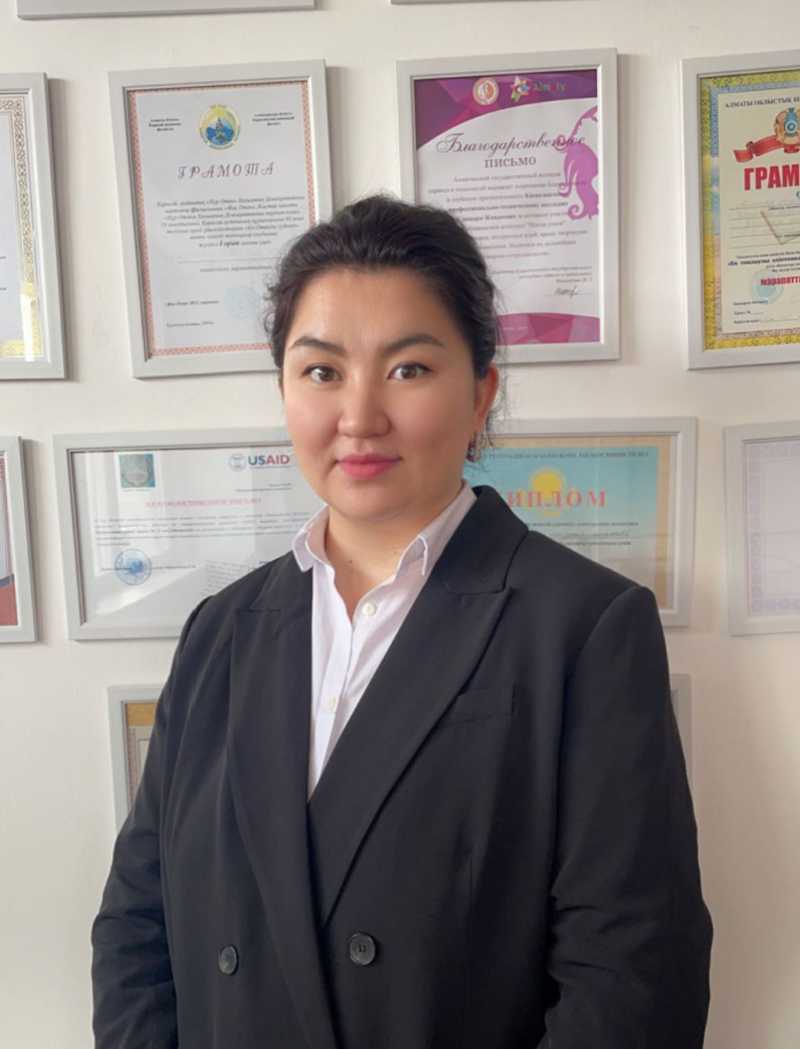 Мен аяғымды әйелдің аяғына тығып алдым Әйелдің клиторын кеудемен ысқылайды