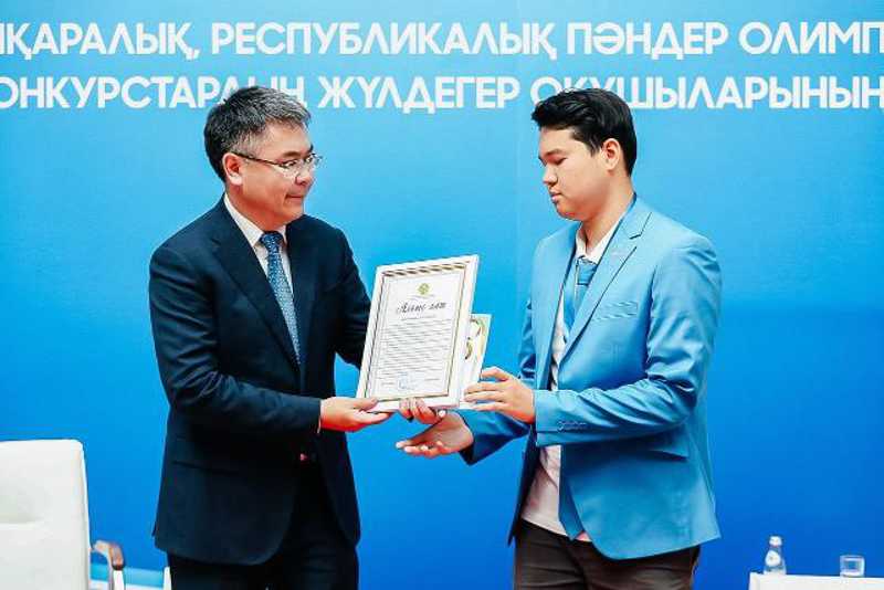 Порно скриншоттар сперму тұлға Ауыздан ағып жатқан шәует пен сперма